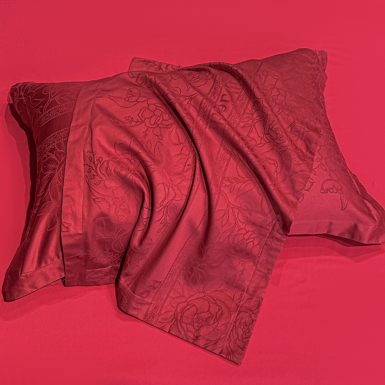 91家纺网 家纺一手货源 找家纺 宅家居 2026新款婚庆系列A类A版60支立体浮雕贡缎提花光泽绸缎感B版长绒棉纯棉四件套 恋曲花语-红