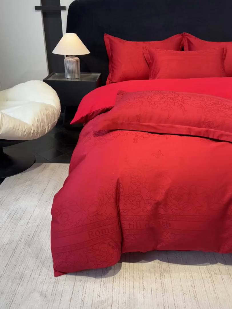 91家纺网 家纺一手货源 找家纺 宅家居 2026新款婚庆系列A类A版60支立体浮雕贡缎提花光泽绸缎感B版长绒棉纯棉四件套 恋曲花语-红