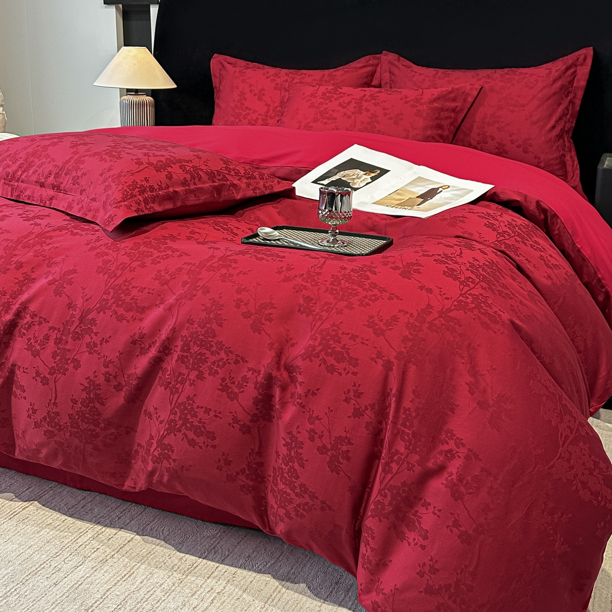 91家纺网 家纺一手货源 找家纺 宅家居 2026新款婚庆系列A类A版60支立体浮雕贡缎提花光泽绸缎感B版长绒棉纯棉四件套 梦幻花园-红