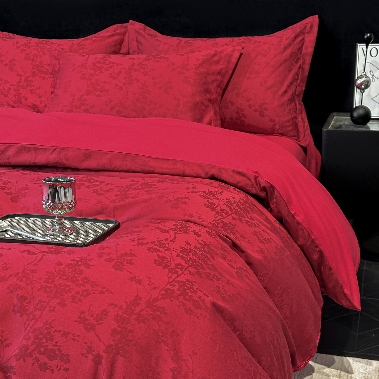 91家纺网 家纺一手货源 找家纺 宅家居 2026新款婚庆系列A类A版60支立体浮雕贡缎提花光泽绸缎感B版长绒棉纯棉四件套 梦幻花园-红