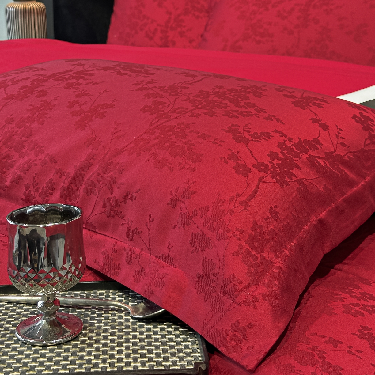 91家纺网 家纺一手货源 找家纺 宅家居 2026新款婚庆系列A类A版60支立体浮雕贡缎提花光泽绸缎感B版长绒棉纯棉四件套 梦幻花园-红