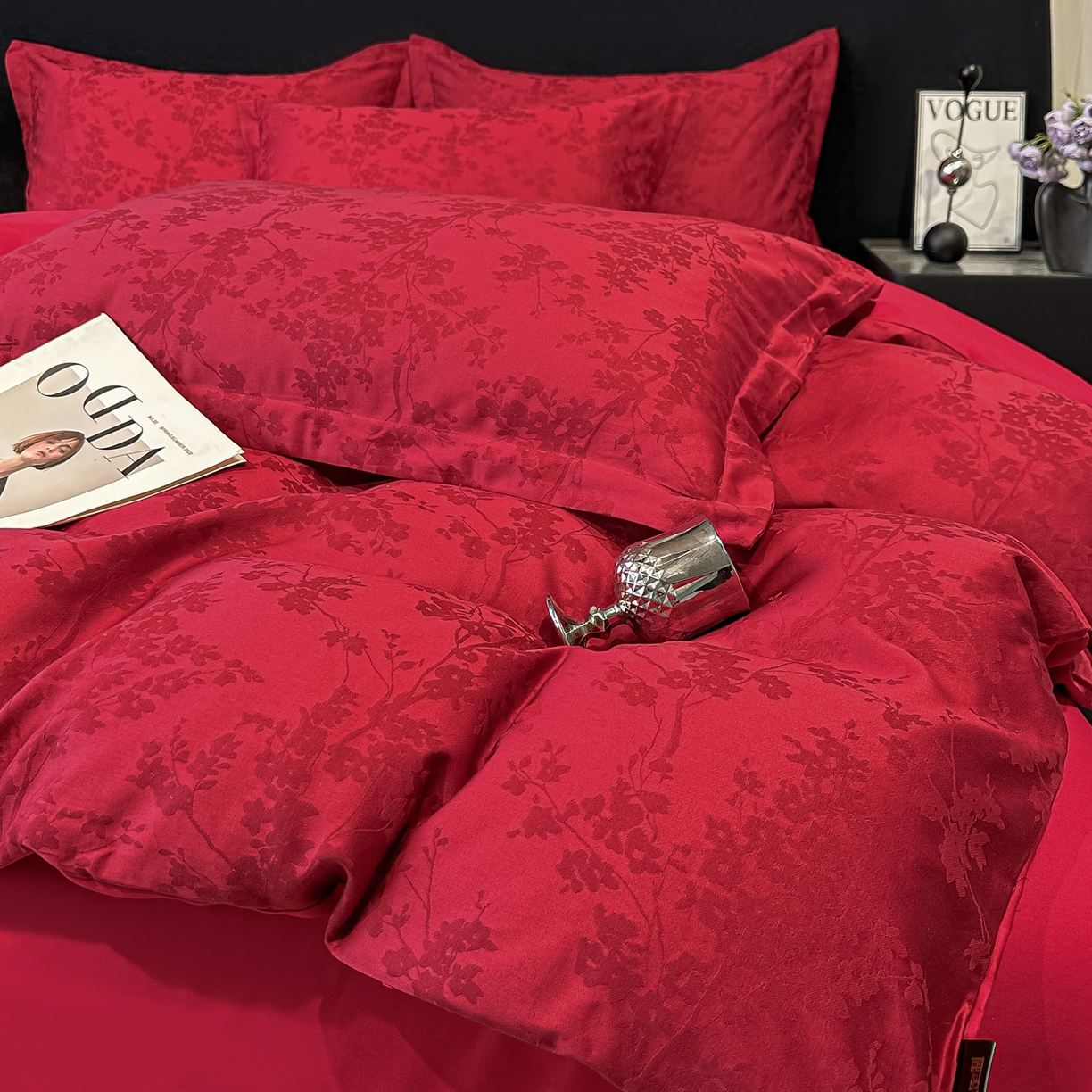91家纺网 家纺一手货源 找家纺 宅家居 2026新款婚庆系列A类A版60支立体浮雕贡缎提花光泽绸缎感B版长绒棉纯棉四件套 梦幻花园-红