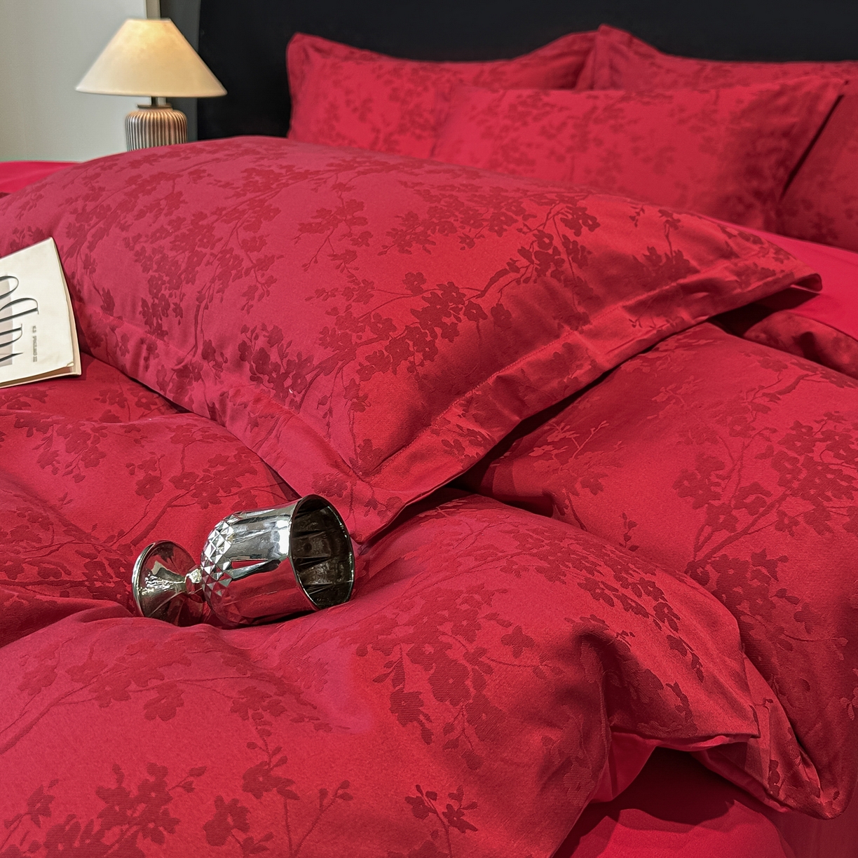 91家纺网 家纺一手货源 找家纺 宅家居 2026新款婚庆系列A类A版60支立体浮雕贡缎提花光泽绸缎感B版长绒棉纯棉四件套 梦幻花园-红
