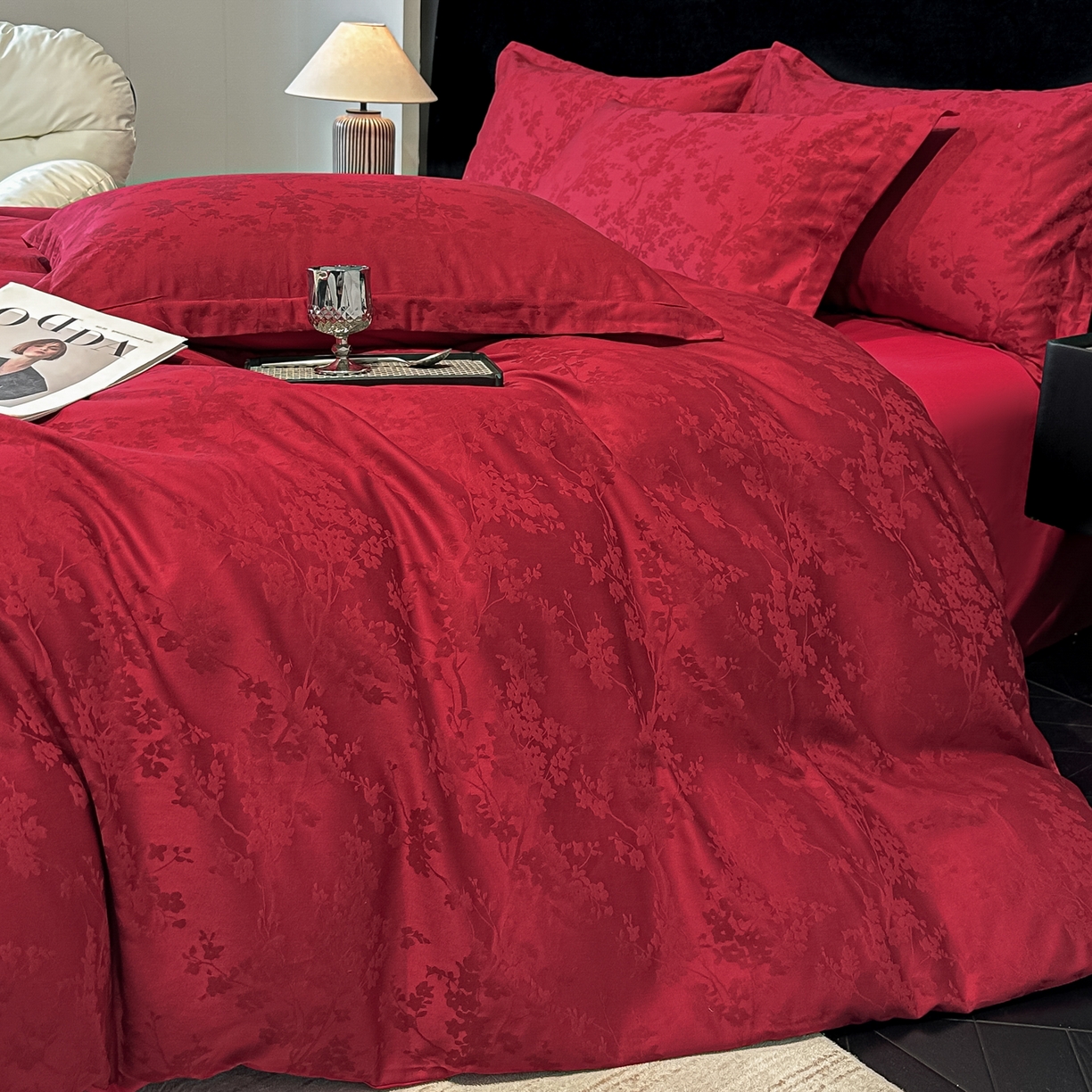 91家纺网 家纺一手货源 找家纺 宅家居 2026新款婚庆系列A类A版60支立体浮雕贡缎提花光泽绸缎感B版长绒棉纯棉四件套 梦幻花园-红