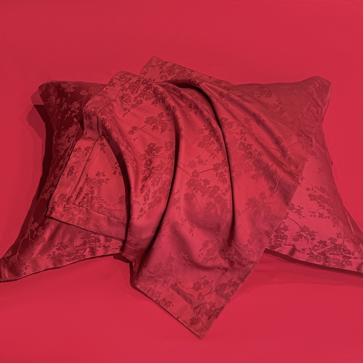 91家纺网 家纺一手货源 找家纺 宅家居 2026新款婚庆系列A类A版60支立体浮雕贡缎提花光泽绸缎感B版长绒棉纯棉四件套 梦幻花园-红