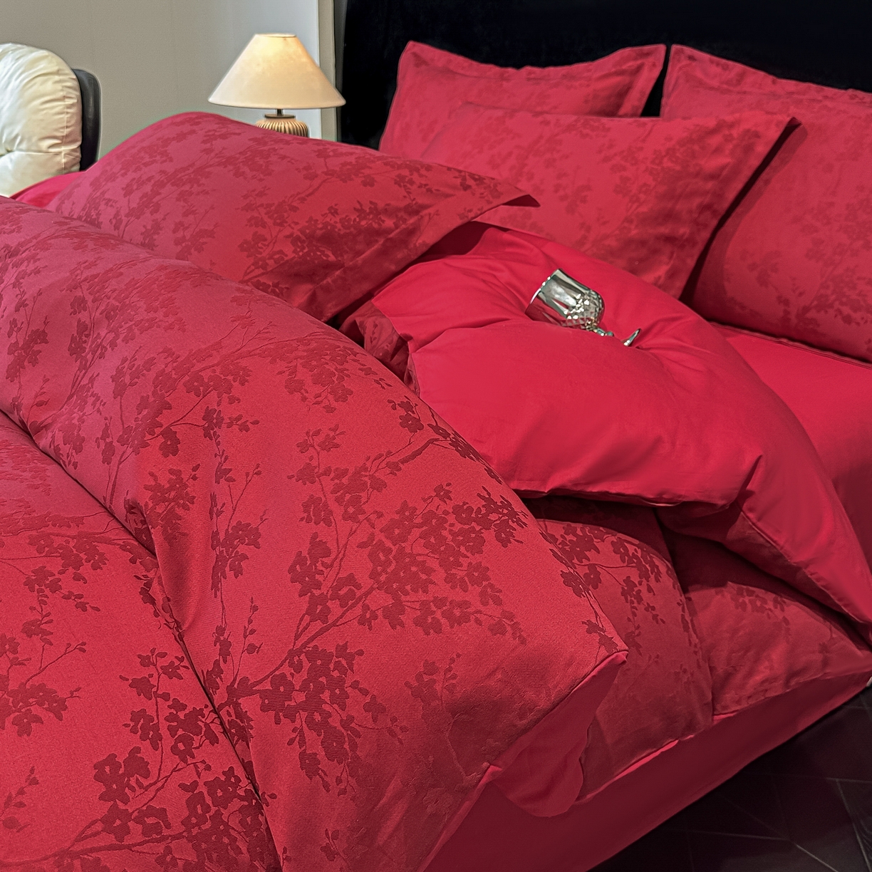 91家纺网 家纺一手货源 找家纺 宅家居 2026新款婚庆系列A类A版60支立体浮雕贡缎提花光泽绸缎感B版长绒棉纯棉四件套 梦幻花园-红