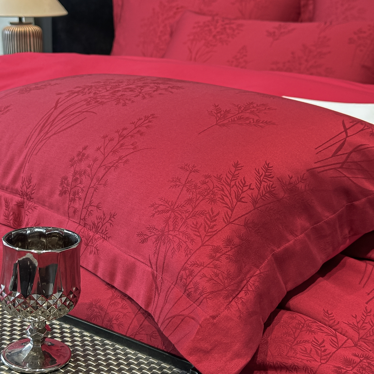 91家纺网 家纺一手货源 找家纺 宅家居 2026新款婚庆系列A类A版60支立体浮雕贡缎提花光泽绸缎感B版长绒棉纯棉四件套 清风颂雅-红