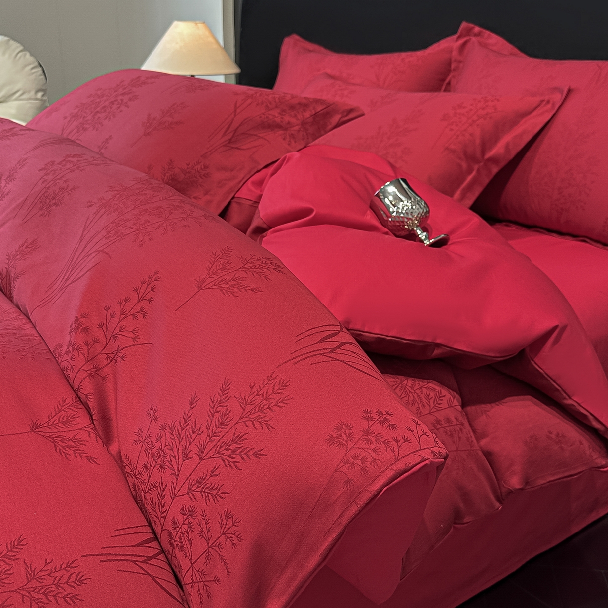 91家纺网 家纺一手货源 找家纺 宅家居 2026新款婚庆系列A类A版60支立体浮雕贡缎提花光泽绸缎感B版长绒棉纯棉四件套 清风颂雅-红