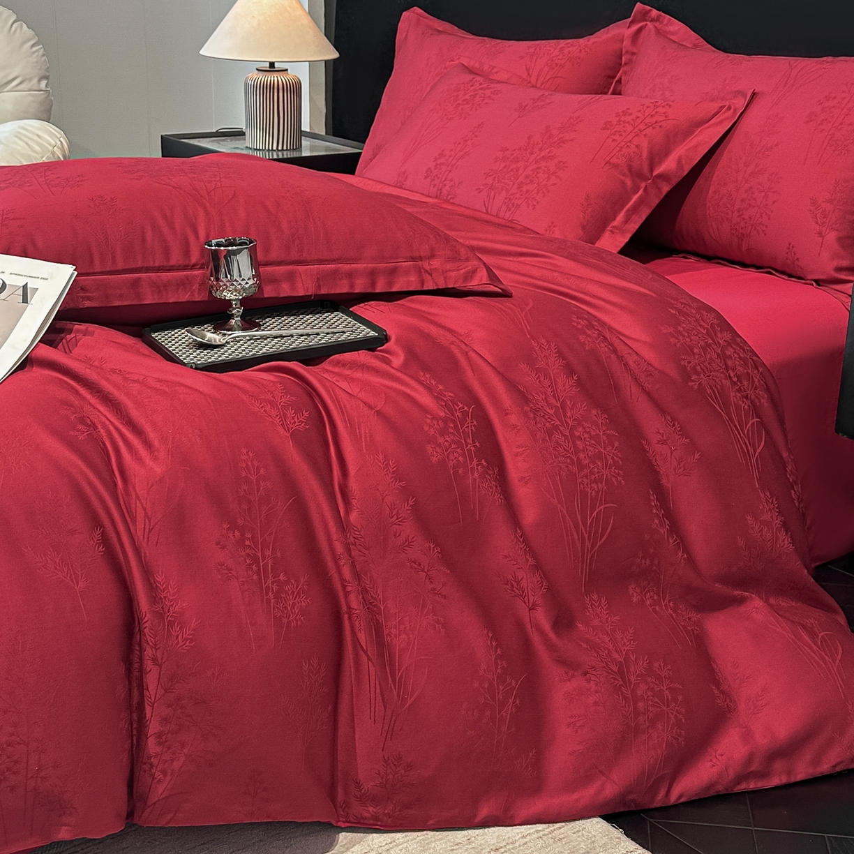 91家纺网 家纺一手货源 找家纺 宅家居 2026新款婚庆系列A类A版60支立体浮雕贡缎提花光泽绸缎感B版长绒棉纯棉四件套 清风颂雅-红