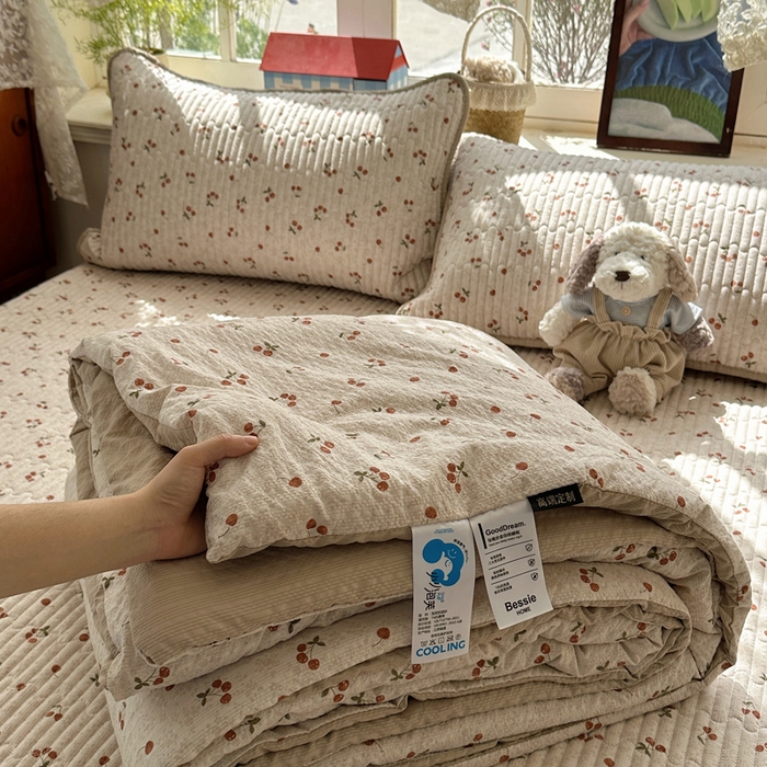 91家纺网 家纺一手货源 找家纺 （总）初念 2026新款高品质A类泡芙纱床盖夏被四件套-青提系列（晚风渐热，温柔续夏）