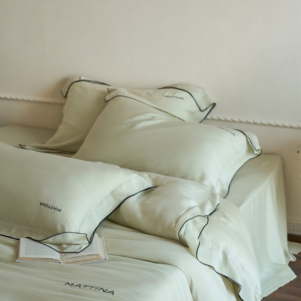 91家纺网 家纺一手货源 找家纺 安莱生活 2026新款天丝砂洗母婴级A类（含报告）轻氧天丝叙“奶芙”刺绣四件套 奶芙系列 奶芙-贝卡绿