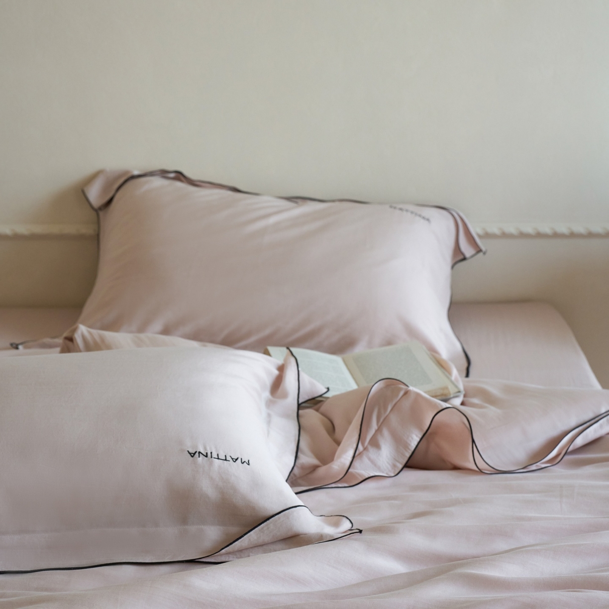 91家纺网 家纺一手货源 找家纺 安莱生活 2026新款天丝砂洗母婴级A类（含报告）轻氧天丝叙“奶芙”刺绣四件套 奶芙系列 奶芙-慵懒粉