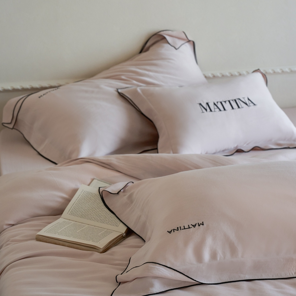 91家纺网 家纺一手货源 找家纺 安莱生活 2026新款天丝砂洗母婴级A类（含报告）轻氧天丝叙“奶芙”刺绣四件套 奶芙系列 奶芙-慵懒粉