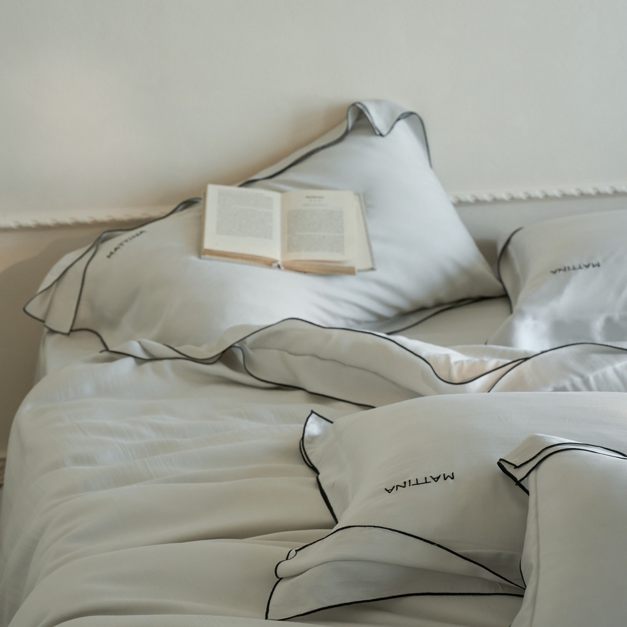 91家纺网 家纺一手货源 找家纺 安莱生活 2026新款天丝砂洗母婴级A类（含报告）轻氧天丝叙“奶芙”刺绣四件套 奶芙系列 奶芙-月影灰