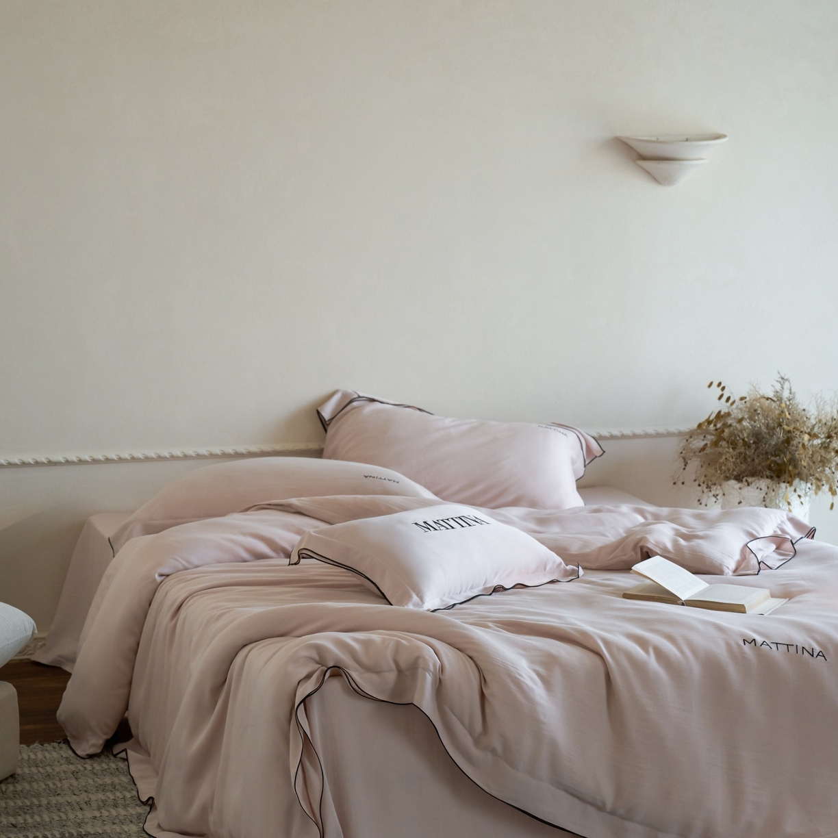 91家纺网 家纺一手货源 找家纺 安莱生活 2026新款天丝砂洗母婴级A类（含报告）轻氧天丝叙“奶芙”刺绣四件套 奶芙系列 奶芙-慵懒粉