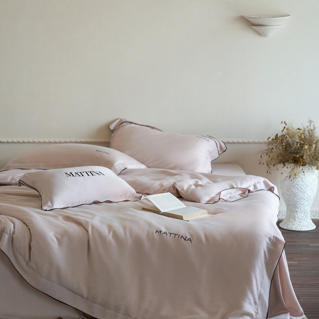 91家纺网 家纺一手货源 找家纺 安莱生活 2026新款天丝砂洗母婴级A类（含报告）轻氧天丝叙“奶芙”刺绣四件套 奶芙系列 奶芙-慵懒粉