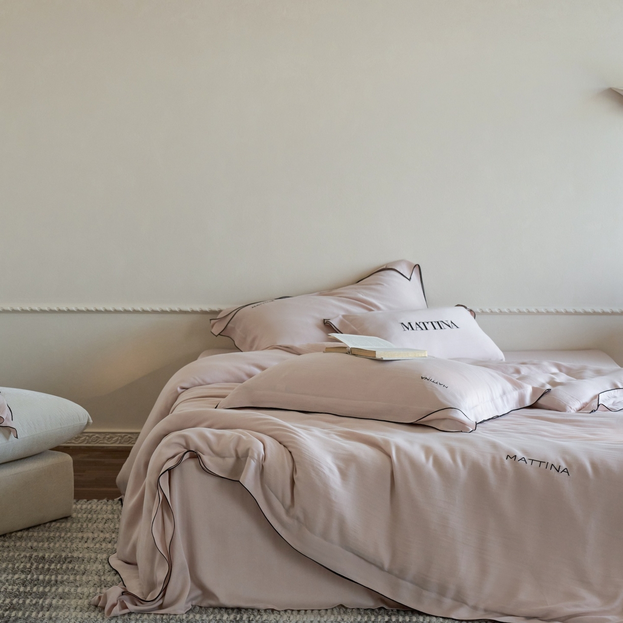 91家纺网 家纺一手货源 找家纺 安莱生活 2026新款天丝砂洗母婴级A类（含报告）轻氧天丝叙“奶芙”刺绣四件套 奶芙系列 奶芙-慵懒粉