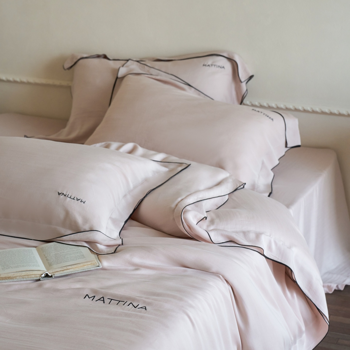 91家纺网 家纺一手货源 找家纺 安莱生活 2026新款天丝砂洗母婴级A类（含报告）轻氧天丝叙“奶芙”刺绣四件套 奶芙系列 奶芙-慵懒粉