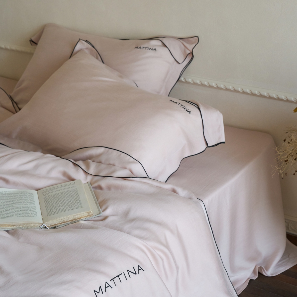 91家纺网 家纺一手货源 找家纺 安莱生活 2026新款天丝砂洗母婴级A类（含报告）轻氧天丝叙“奶芙”刺绣四件套 奶芙系列 奶芙-慵懒粉