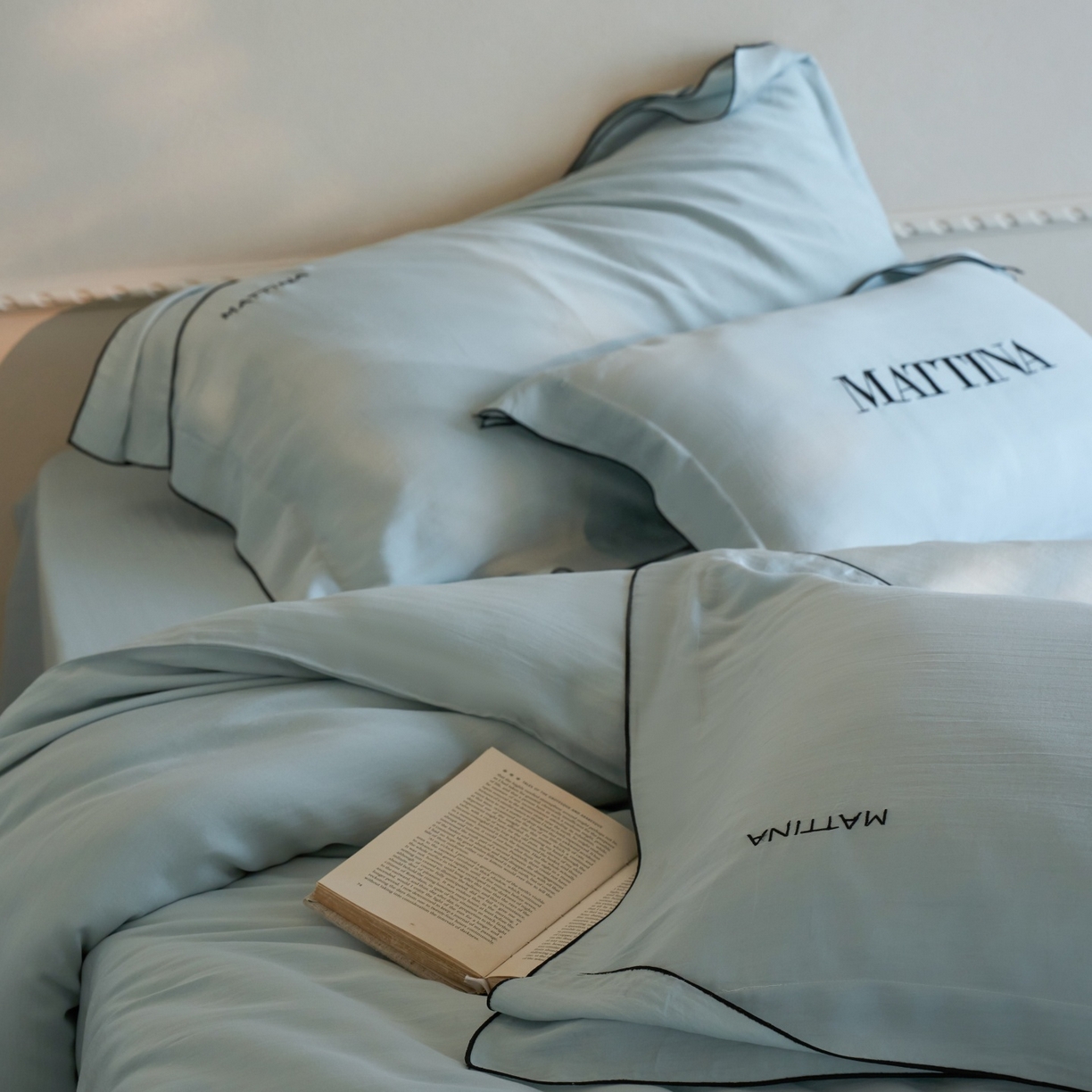 91家纺网 家纺一手货源 找家纺 安莱生活 2026新款天丝砂洗母婴级A类（含报告）轻氧天丝叙“奶芙”刺绣四件套 奶芙系列 奶芙-晴山蓝