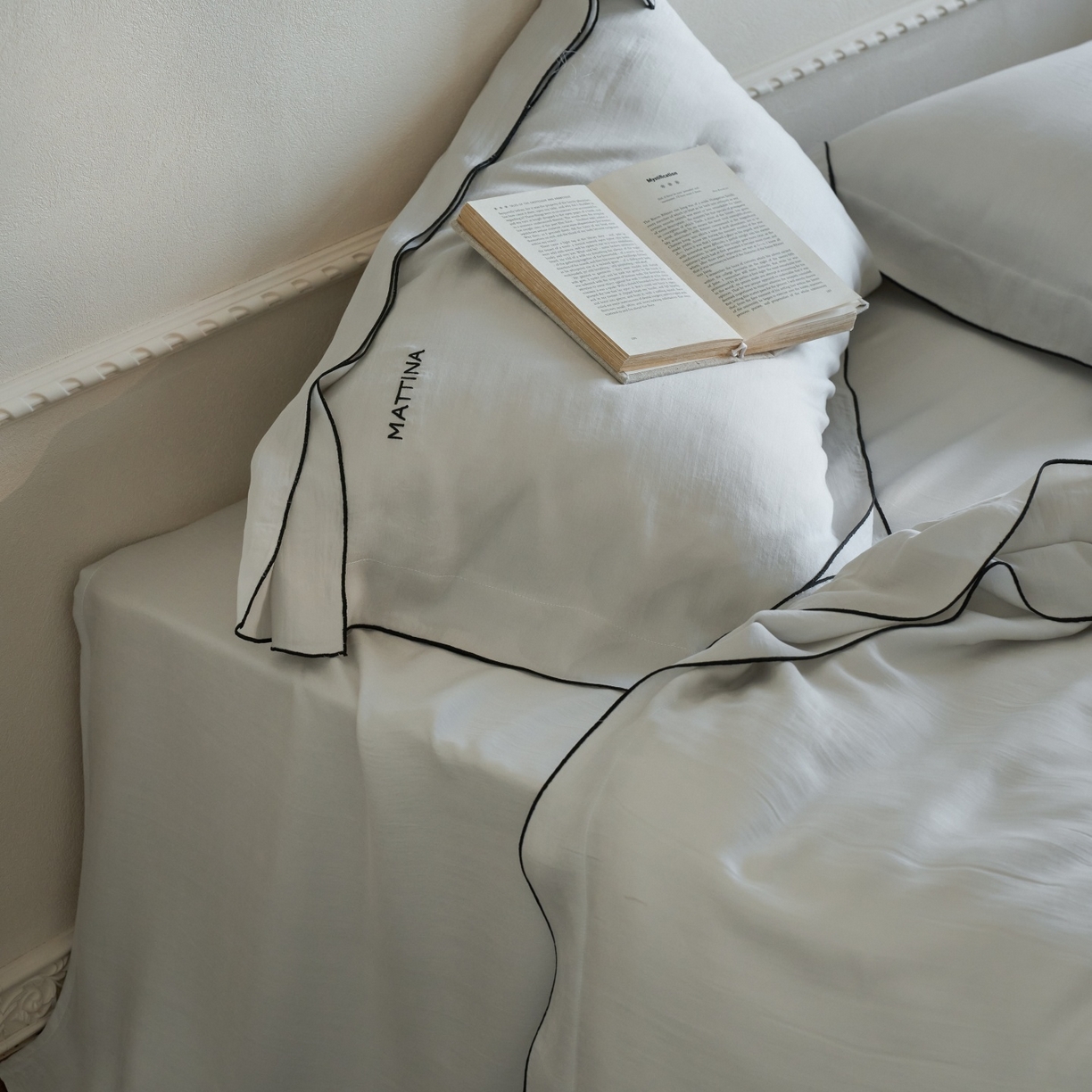 91家纺网 家纺一手货源 找家纺 安莱生活 2026新款天丝砂洗母婴级A类（含报告）轻氧天丝叙“奶芙”刺绣四件套 奶芙系列 奶芙-月影灰