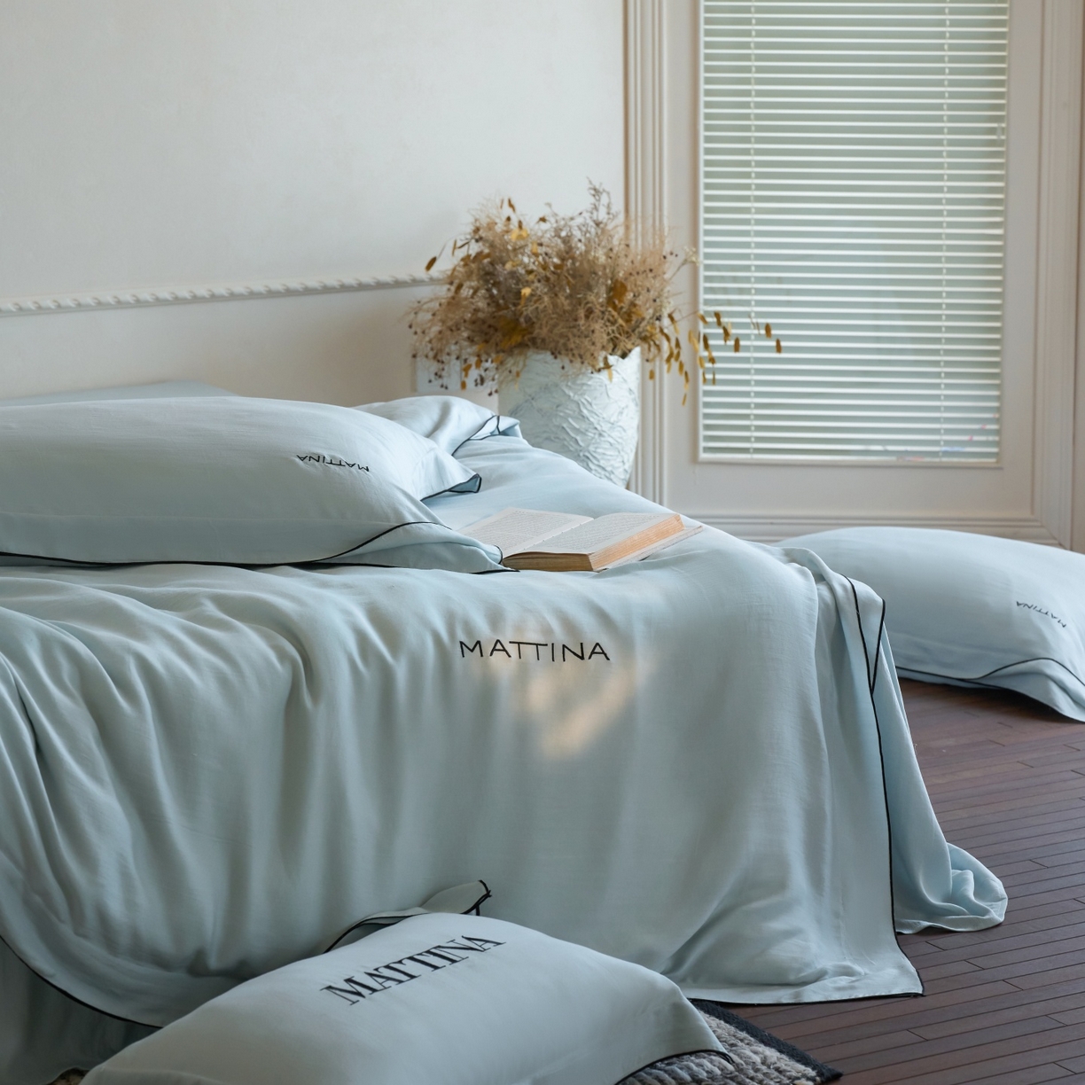 91家纺网 家纺一手货源 找家纺 安莱生活 2026新款天丝砂洗母婴级A类（含报告）轻氧天丝叙“奶芙”刺绣四件套 奶芙系列 奶芙-晴山蓝