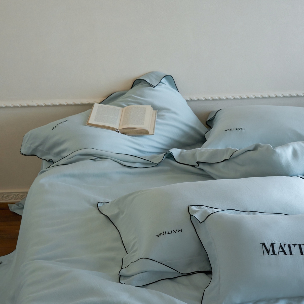 91家纺网 家纺一手货源 找家纺 安莱生活 2026新款天丝砂洗母婴级A类（含报告）轻氧天丝叙“奶芙”刺绣四件套 奶芙系列 奶芙-晴山蓝