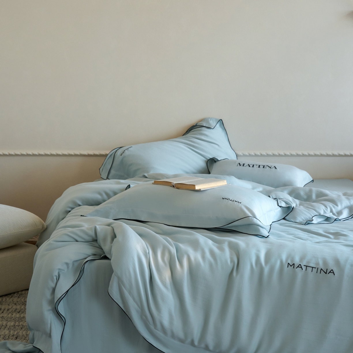 91家纺网 家纺一手货源 找家纺 安莱生活 2026新款天丝砂洗母婴级A类（含报告）轻氧天丝叙“奶芙”刺绣四件套 奶芙系列 奶芙-晴山蓝