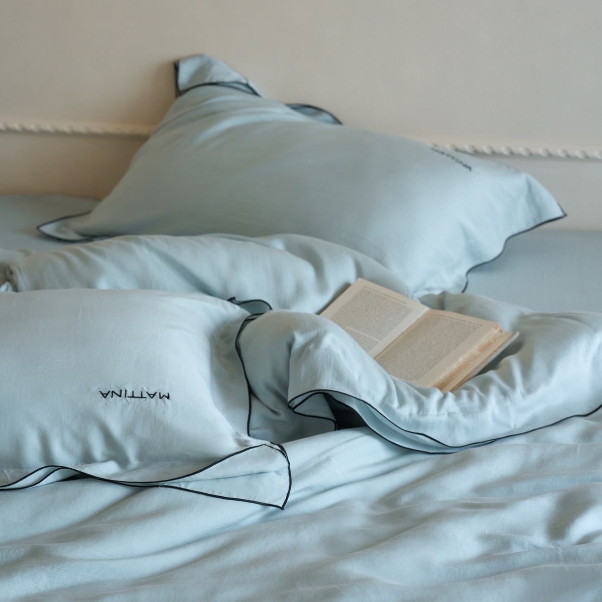 91家纺网 家纺一手货源 找家纺 安莱生活 2026新款天丝砂洗母婴级A类（含报告）轻氧天丝叙“奶芙”刺绣四件套 奶芙系列 奶芙-晴山蓝