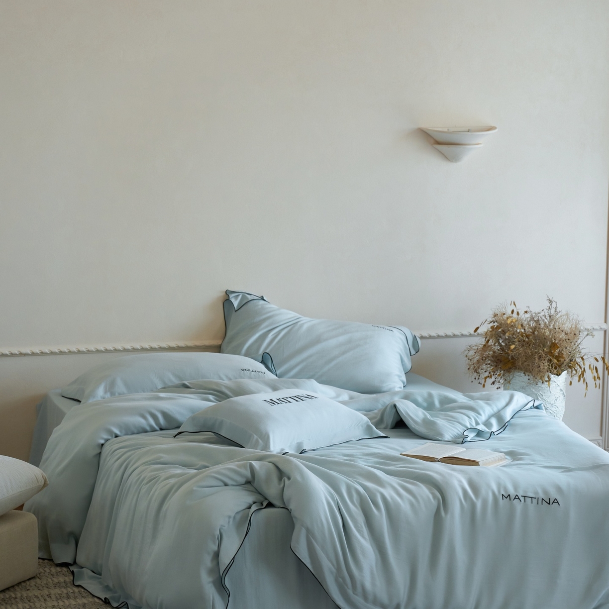 91家纺网 家纺一手货源 找家纺 安莱生活 2026新款天丝砂洗母婴级A类（含报告）轻氧天丝叙“奶芙”刺绣四件套 奶芙系列 奶芙-晴山蓝