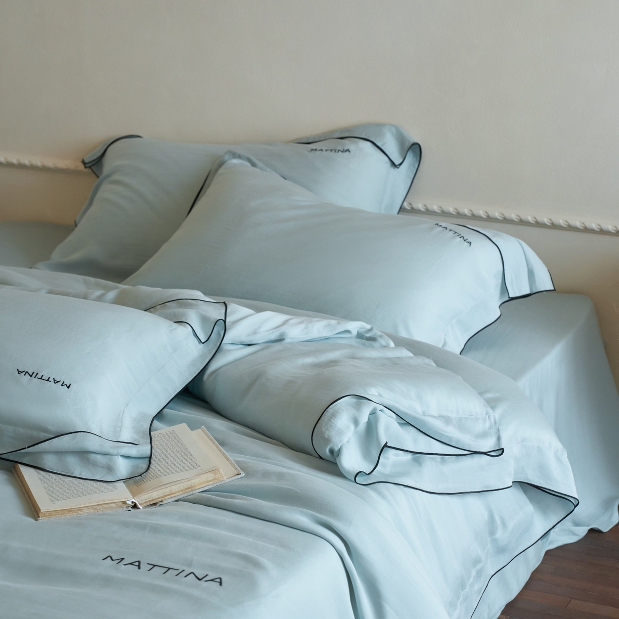 91家纺网 家纺一手货源 找家纺 安莱生活 2026新款天丝砂洗母婴级A类（含报告）轻氧天丝叙“奶芙”刺绣四件套 奶芙系列 奶芙-晴山蓝