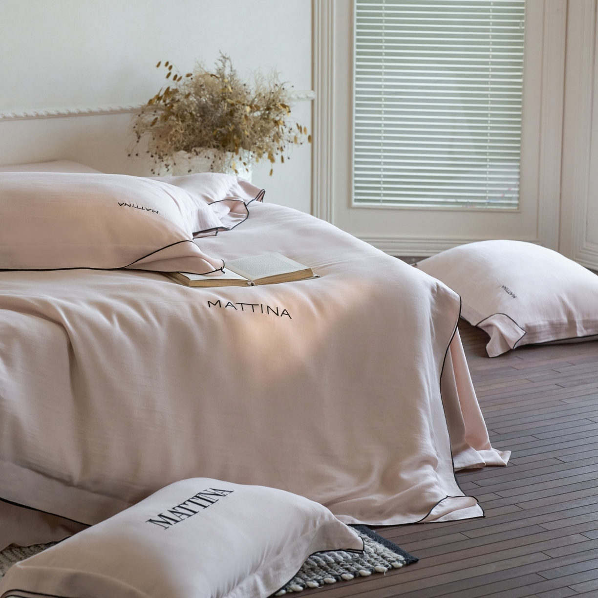 91家纺网 家纺一手货源 找家纺 安莱生活 2026新款天丝砂洗母婴级A类（含报告）轻氧天丝叙“奶芙”刺绣四件套 奶芙系列 奶芙-慵懒粉