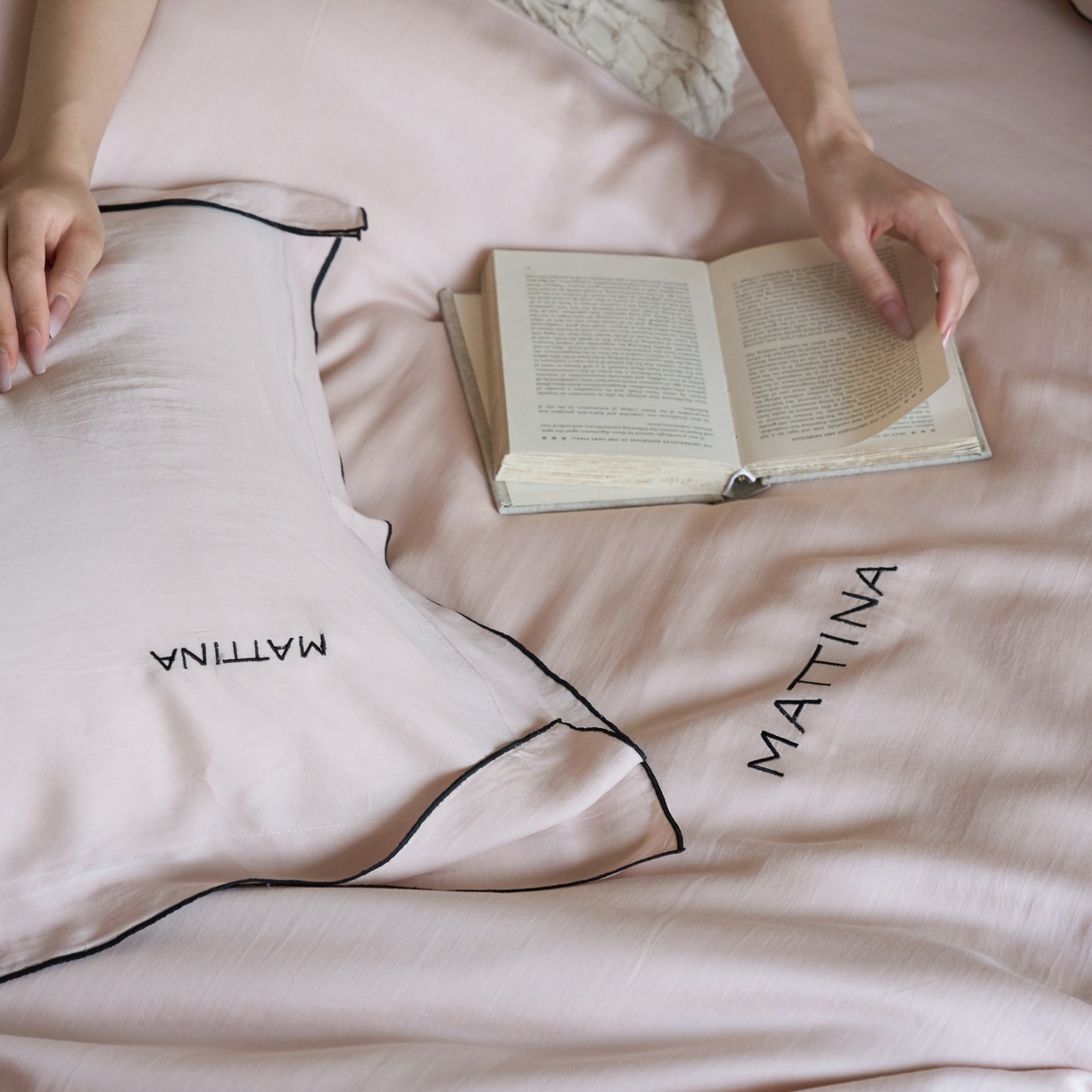 91家纺网 家纺一手货源 找家纺 安莱生活 2026新款天丝砂洗母婴级A类（含报告）轻氧天丝叙“奶芙”刺绣四件套 奶芙系列 奶芙-慵懒粉