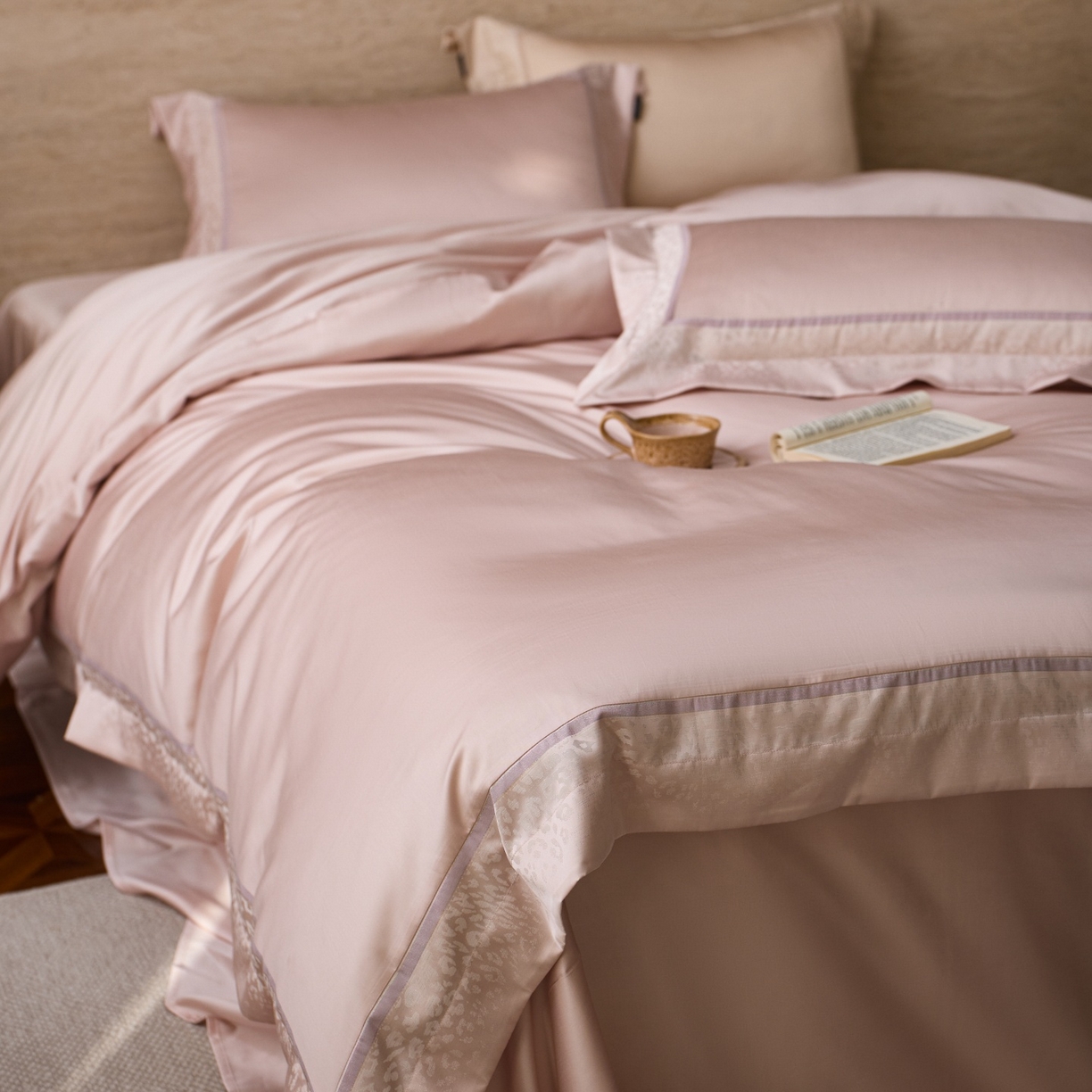 91家纺网 家纺一手货源 找家纺 安莱生活 2026新款天丝棉豹影锦边边条绣花拼接款四件套 豹影锦边系列 豹影锦边-嫩粉