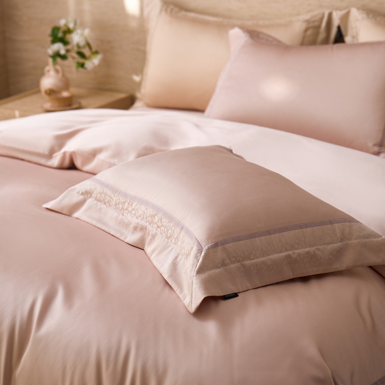 91家纺网 家纺一手货源 找家纺 安莱生活 2026新款天丝棉豹影锦边边条绣花拼接款四件套 豹影锦边系列 豹影锦边-嫩粉