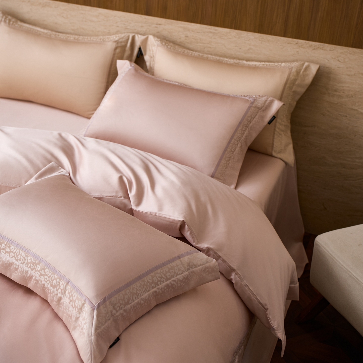 91家纺网 家纺一手货源 找家纺 安莱生活 2026新款天丝棉豹影锦边边条绣花拼接款四件套 豹影锦边系列 豹影锦边-嫩粉