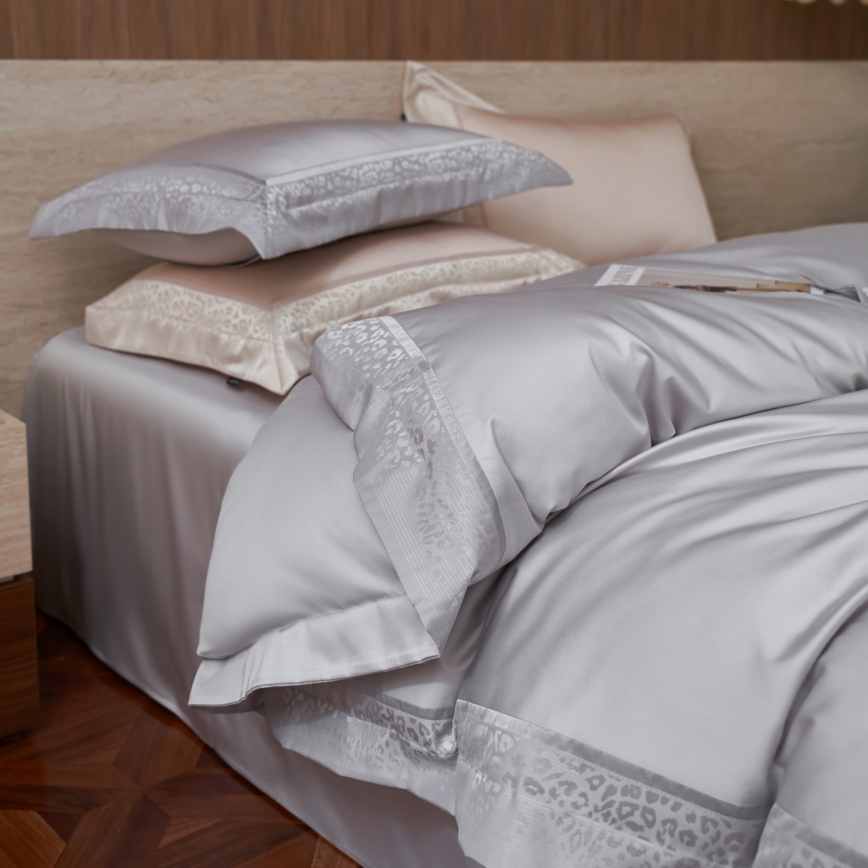 91家纺网 家纺一手货源 找家纺 安莱生活 2026新款天丝棉豹影锦边边条绣花拼接款四件套 豹影锦边系列 豹影锦边-银灰