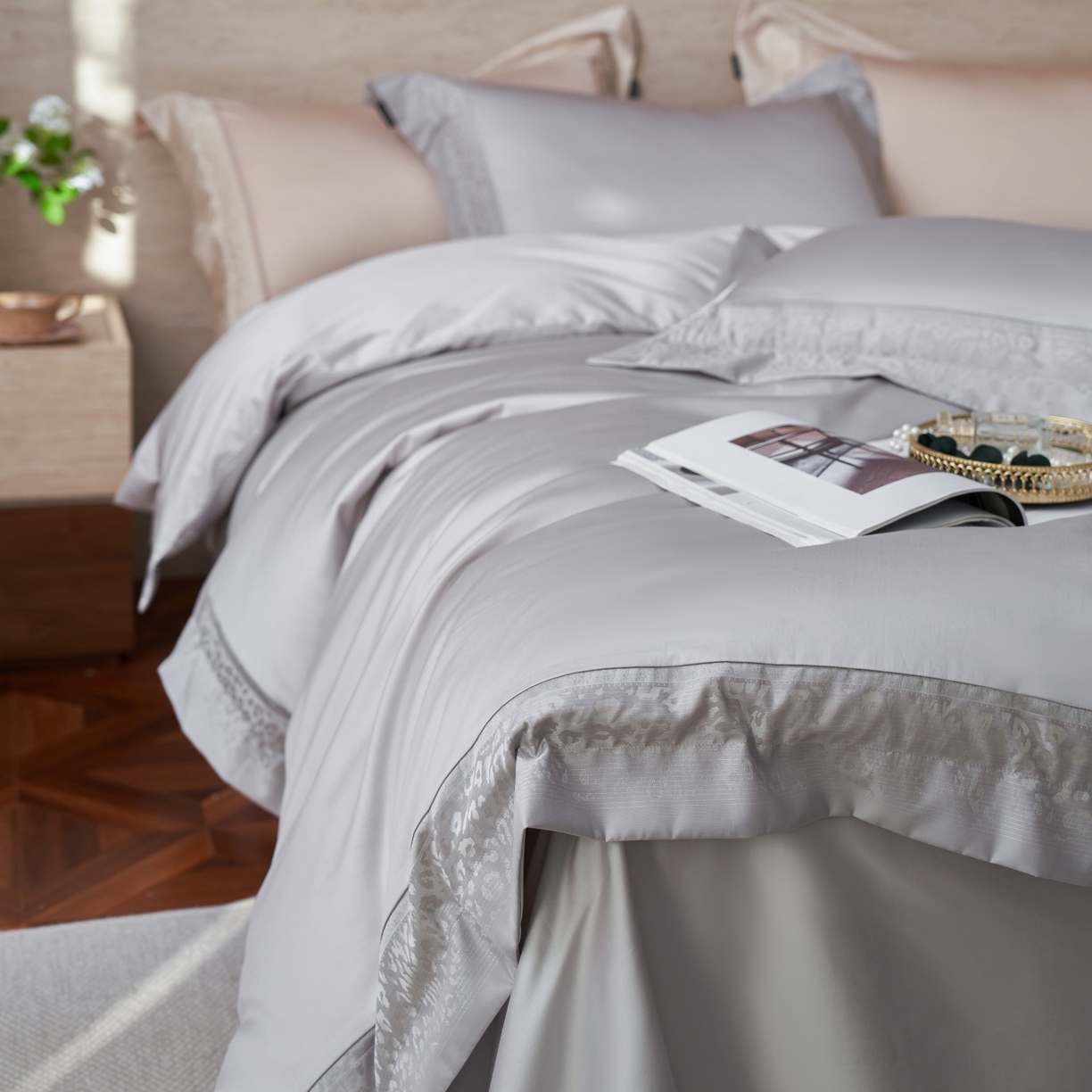 91家纺网 家纺一手货源 找家纺 安莱生活 2026新款天丝棉豹影锦边边条绣花拼接款四件套 豹影锦边系列 豹影锦边-银灰