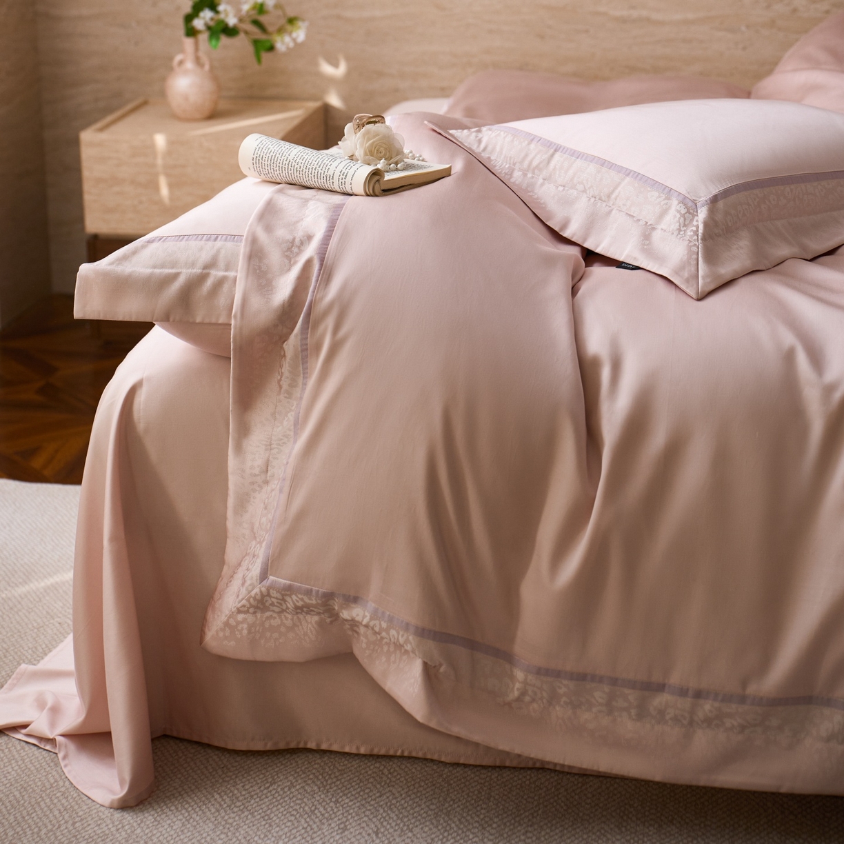 91家纺网 家纺一手货源 找家纺 安莱生活 2026新款天丝棉豹影锦边边条绣花拼接款四件套 豹影锦边系列 豹影锦边-嫩粉