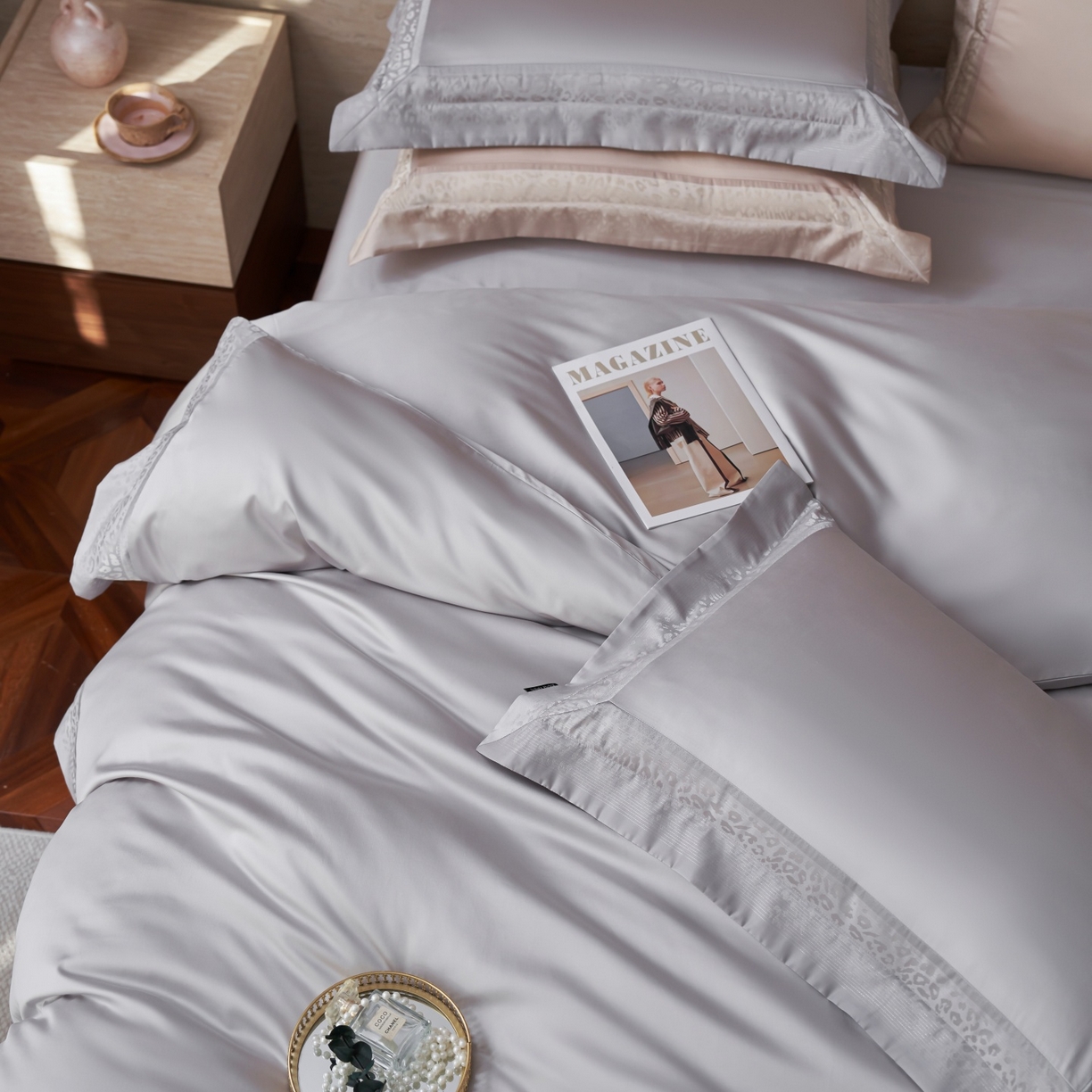 91家纺网 家纺一手货源 找家纺 安莱生活 2026新款天丝棉豹影锦边边条绣花拼接款四件套 豹影锦边系列 豹影锦边-银灰