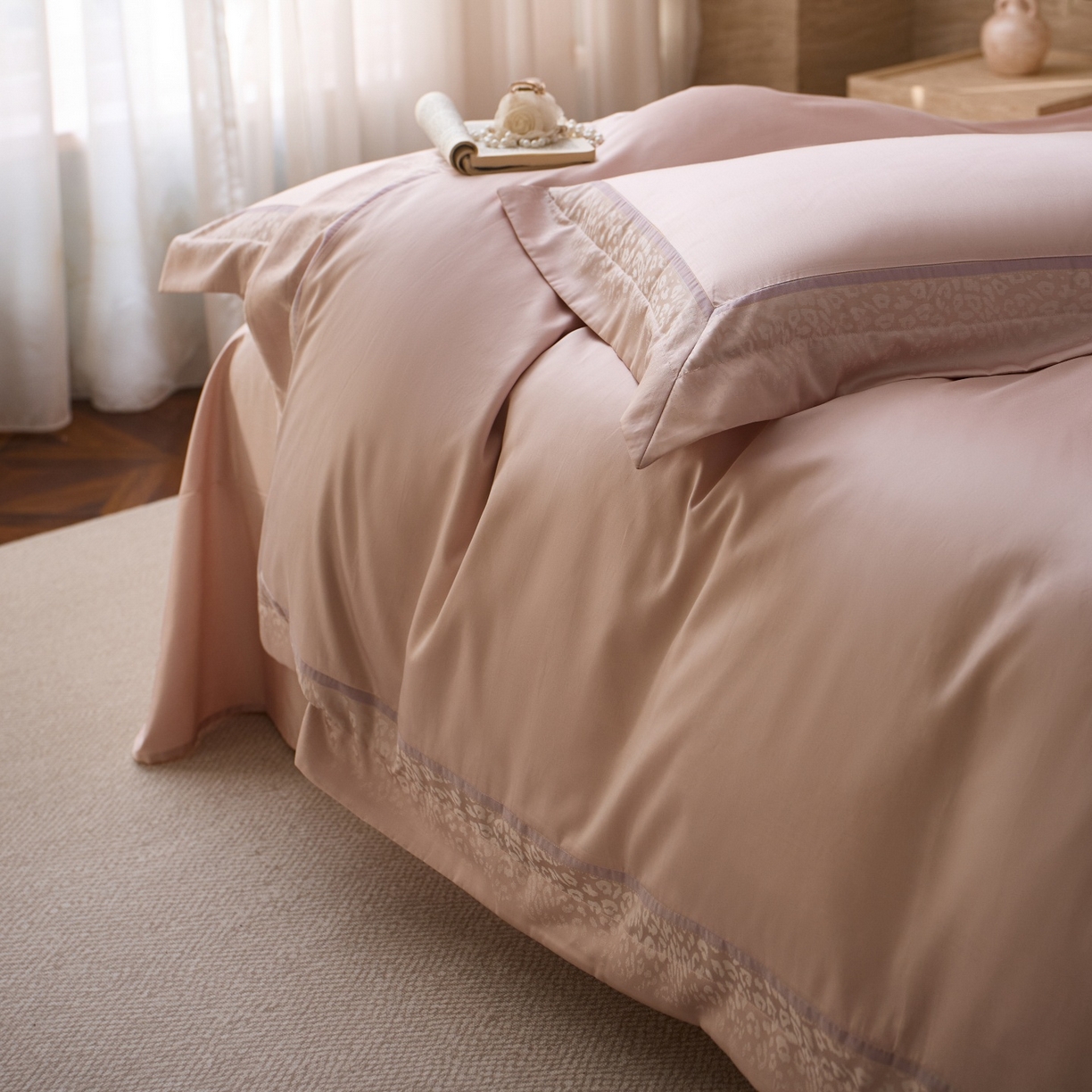 91家纺网 家纺一手货源 找家纺 安莱生活 2026新款天丝棉豹影锦边边条绣花拼接款四件套 豹影锦边系列 豹影锦边-嫩粉