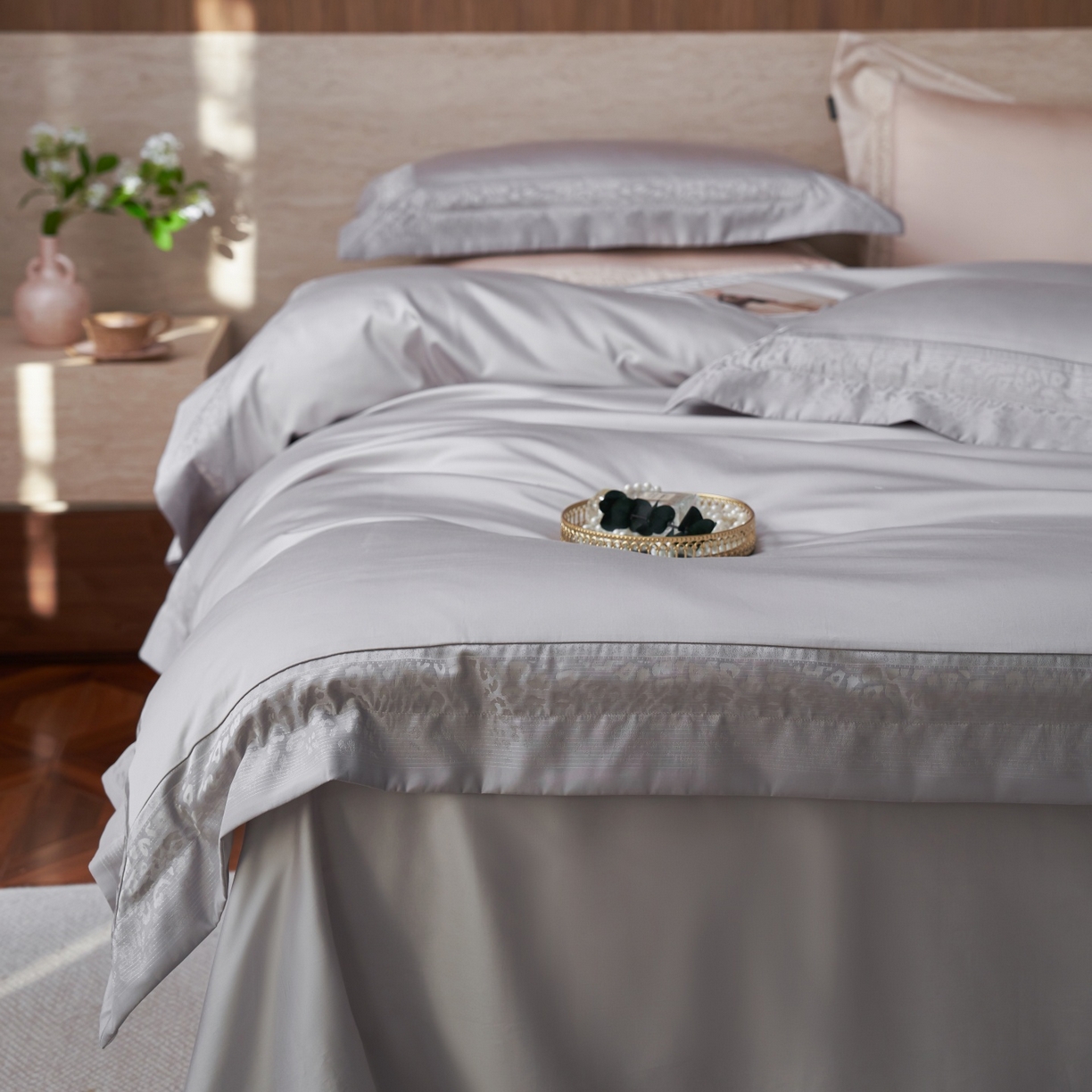 91家纺网 家纺一手货源 找家纺 安莱生活 2026新款天丝棉豹影锦边边条绣花拼接款四件套 豹影锦边系列 豹影锦边-银灰