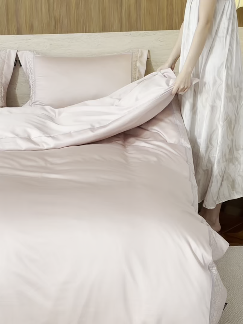 91家纺网 家纺一手货源 找家纺 安莱生活 2026新款天丝棉豹影锦边边条绣花拼接款四件套 豹影锦边系列 豹影锦边-嫩粉