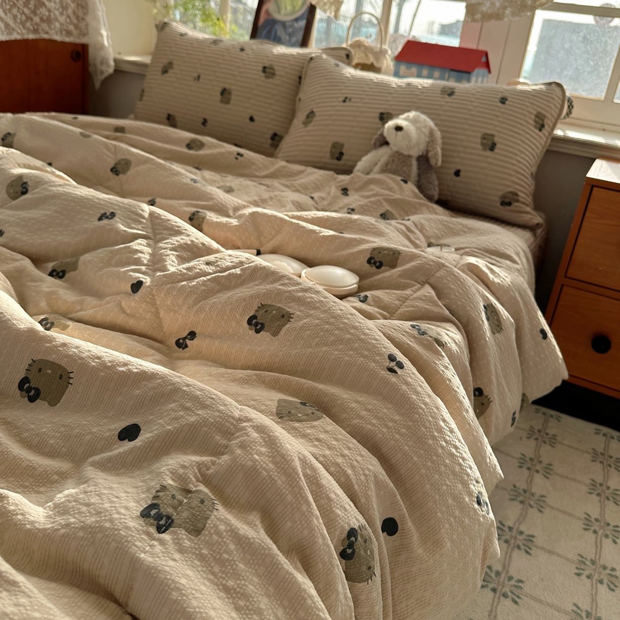 91家纺网 家纺一手货源 找家纺 初念 2026新款高品质A类泡芙纱床盖夏被四件套-青提系列（晚风渐热，温柔续夏） 青提-咖啡小猫