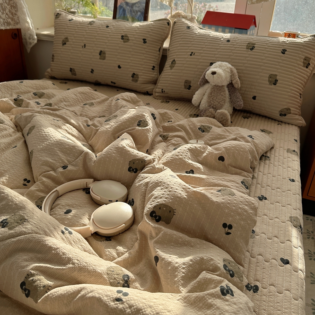 91家纺网 家纺一手货源 找家纺 初念 2026新款高品质A类泡芙纱床盖夏被四件套-青提系列（晚风渐热，温柔续夏） 青提-咖啡小猫