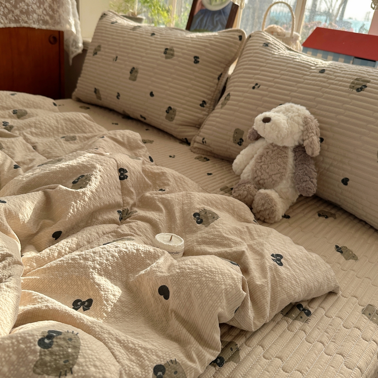 91家纺网 家纺一手货源 找家纺 初念 2026新款高品质A类泡芙纱床盖夏被四件套-青提系列（晚风渐热，温柔续夏） 青提-咖啡小猫