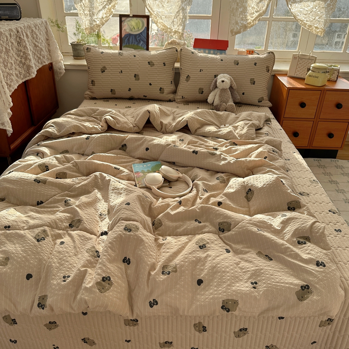 91家纺网 家纺一手货源 找家纺 初念 2026新款高品质A类泡芙纱床盖夏被四件套-青提系列（晚风渐热，温柔续夏） 青提-咖啡小猫