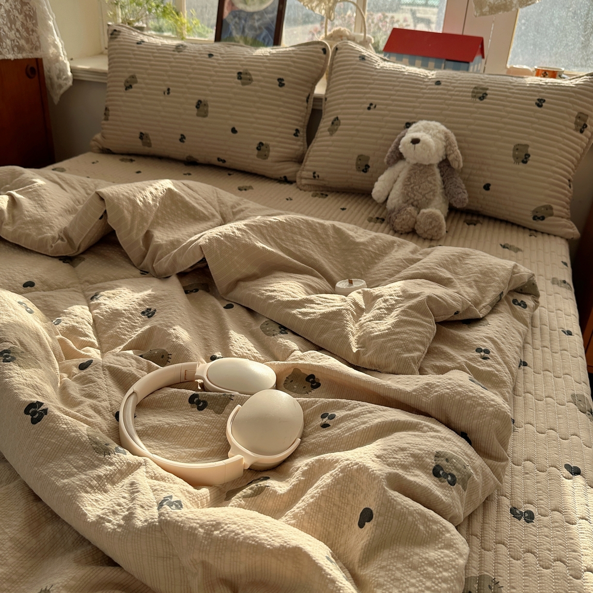 91家纺网 家纺一手货源 找家纺 初念 2026新款高品质A类泡芙纱床盖夏被四件套-青提系列（晚风渐热，温柔续夏） 青提-咖啡小猫