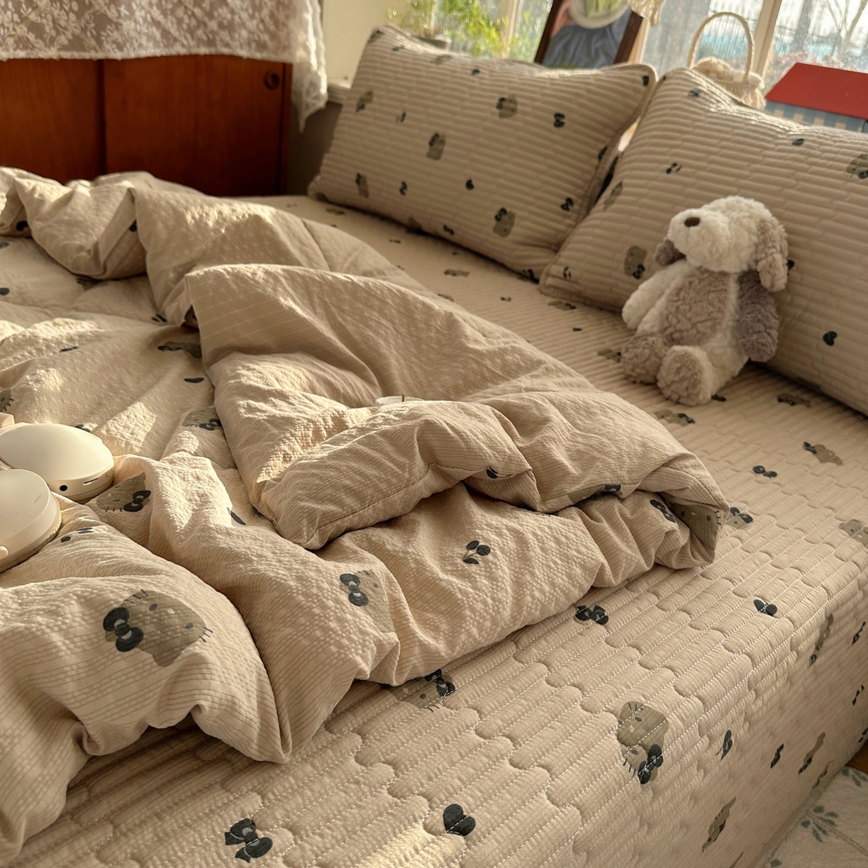 91家纺网 家纺一手货源 找家纺 初念 2026新款高品质A类泡芙纱床盖夏被四件套-青提系列（晚风渐热，温柔续夏） 青提-咖啡小猫