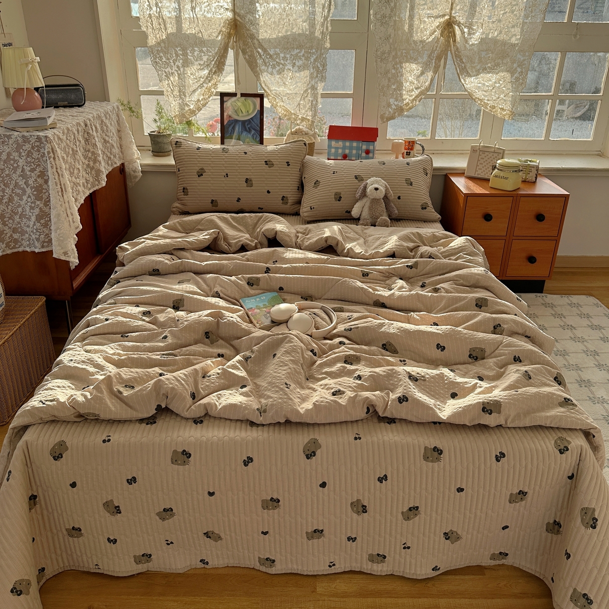 91家纺网 家纺一手货源 找家纺 初念 2026新款高品质A类泡芙纱床盖夏被四件套-青提系列（晚风渐热，温柔续夏） 青提-咖啡小猫